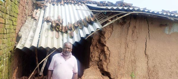 भारी बारिश से मकान की दीवार गिरी, बाल-बाल बचा ग्रामीण