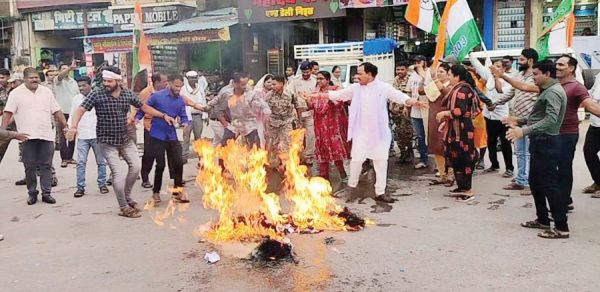 मंत्री केदार कश्यप के खिलाफ कांग्रेस का विरोध प्रदर्शन, फूंका पुतला