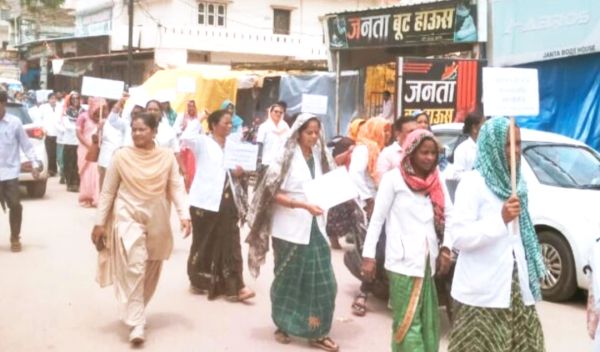 एनएचएम कर्मियों की हड़ताल जारी, ज्योति कलश लेकर निकाली रैली