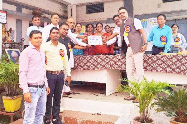 उमा विद्यालय खलारी को मिला उत्कृष्ट विद्यालय पुरस्कार