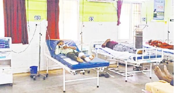 डॉक्टर तो हैं पर ड्रेसिंग व अन्य काम के लिए कर्मी नहीं