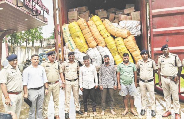 60 लाख के गांजा संग तीन गिरफ्तार