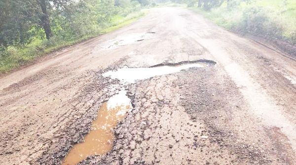 सडक़ों की हालत खराब, ग्रामीणों में गुस्सा