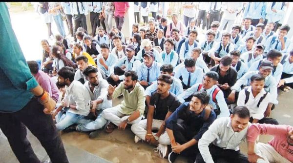 पीजी कॉलेज में अव्यवस्था का आरोप, विद्यार्थियों का प्रदर्शन