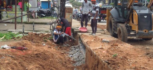 राष्ट्रीय राजमार्ग पर 200 मीटर नाली की तोडफ़ोड़, एनएचआई बेखबर