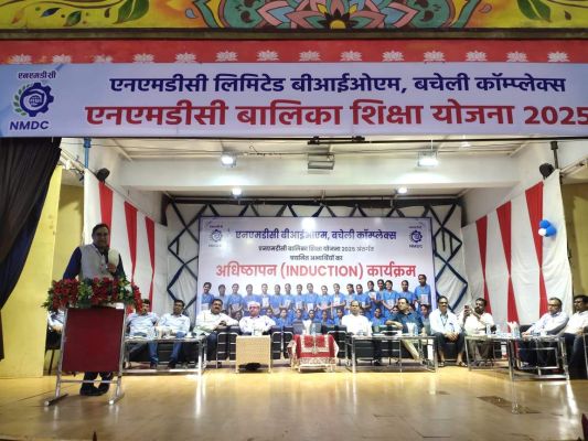 एनएमडीसी ने 30 आदिवासी बालिकाओं को दिलाया नि:शुल्क नर्सिंग कोर्स में प्रवेश