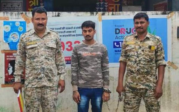 मोबाइल टावर पर चढ़ा युवक, गिरफ्तार