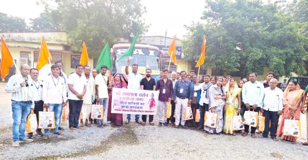 पिथौरा जनपद से रामलला दर्शन के लिए 31 श्रद्धालुओं का दल रवाना