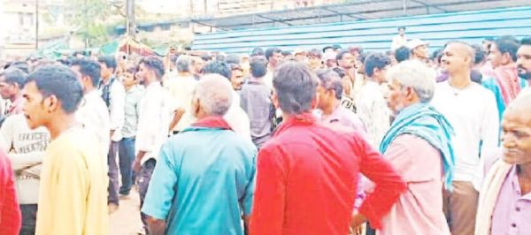 गिरफ्तार युवती को समाज बता रहा निर्दोष, थाना के सामने जुटे लोग