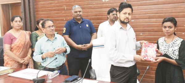 कलेक्टर ने कोरोना में माता-पिता को खो चुके बच्चों से आत्मीय मुलाकात कर किया संवाद