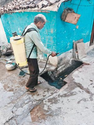 मौसमी बीमारियों की रोकथाम, दवा छिडक़ाव जारी
