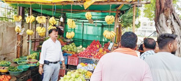 निगम ने आवागन बाधित करने वाले दुकानों को हटाया