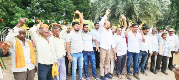 ​फंदा बांधकर किसानों ने किया जिला कार्यालय का घेराव