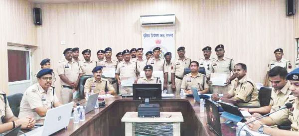 एसपी ने की अपराध समीक्षा बैठक, उत्कृष्ट कार्य करने वाले पुलिसकर्मी हुए सम्मानित 