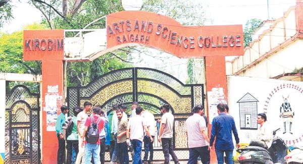 डिग्री कॉलेज में सुविधाएं नहीं, विद्यार्थियों ने प्रबंधन पर लगाया आरोप
