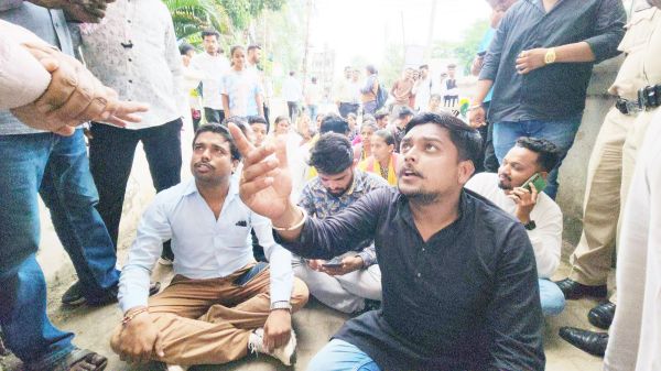 छात्रों ने कॉलेज में लगाया ताला
