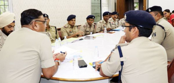 एसपी ने थाना-चौकी प्रभारियों की ली समीक्षा बैठक