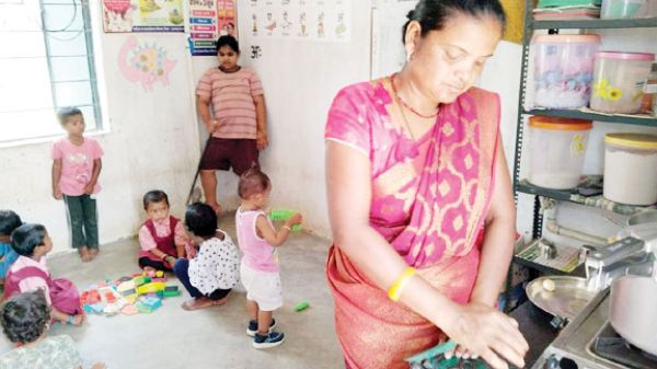 जर्जर आंबा भवन, किचन में पढऩे मजबूर बच्चे