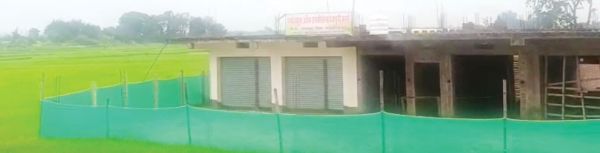 खेतों के बीच निर्माणधीन मकान में नियम विरुद्ध निजी स्कूल का संचालन!