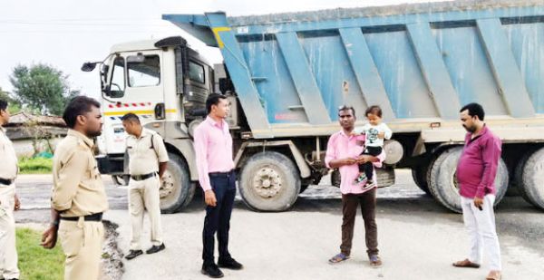 बगैर पीट पास व ओवरलोड गाड़ी को चालक छोडक़र भागा, गिट्टी लोड टिप्पर भी जब्त