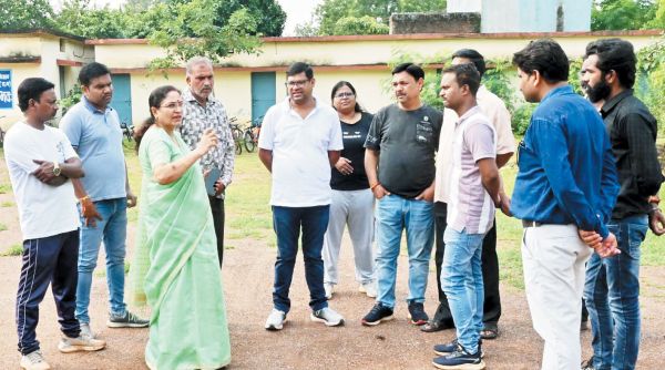 आयुक्त ने जर्जर स्कूलों का निरीक्षण कर आवश्यक संधारण कराने दिए निर्देश