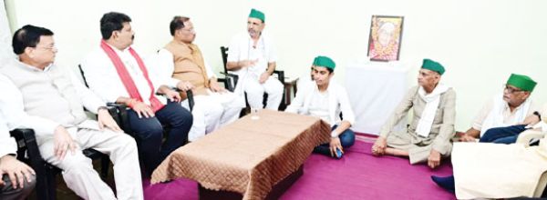 सीएम पहुंचे पूर्व विधायक संतोष बाफना के घर, बंधाया ढांढस