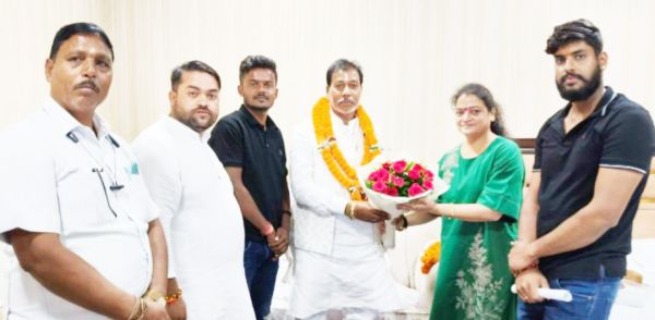 जिपं.अध्यक्ष ने धर्मगुरु बालदास साहेब   से की भेंट, लिया आशीर्वाद