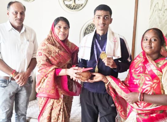 दो स्वर्ण पदक जीतने वाले एथलेटिक्स  का नपं अध्यक्ष ने किया सम्मान