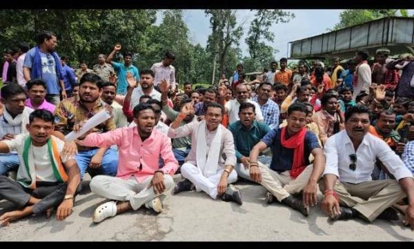 सडक़ की मांग, ग्रामीणों का चक्काजाम
