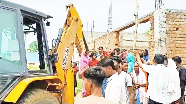 बुलडोजर के सामने लेटकर अतिक्रमण हटाने का विरोध  कार्रवाई रुकी