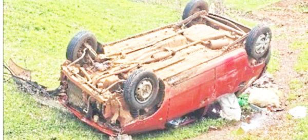 शराब से भरी गाड़ी पलटी, 12 पेटी फूटी, 4 पेटियां जब्त