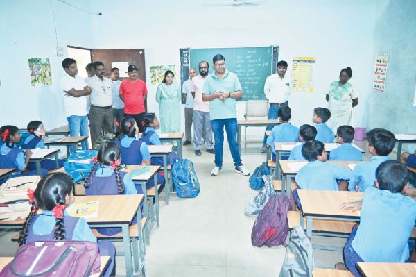 आयुक्त ने खुर्सीपार में अटल आवास- स्कूल का किया निरीक्षण