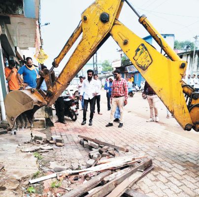 निगम ने नाली से अवैध अतिक्रमण हटाया