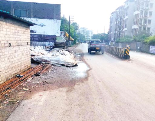  निर्माण सामग्री बीच सडक़ फैलाया, निगम अमला आंखें बंद किए हुए