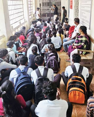 विद्यार्थियों ने कॉलेज के मुख्य द्वार पर तालाबंदी कर किया प्रदर्शन