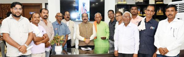महानदी घाट पर पुल क्षतिग्रस्त, साव से मिले ग्रामीण