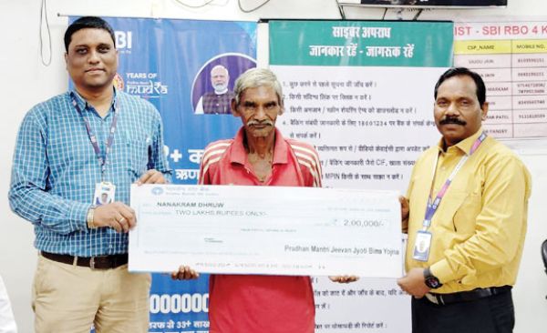 गरीब परिवारों के लिए वरदान साबित हुई प्रधानमंत्री जीवन ज्योति बीमा योजना, एसबीआई ने दिया 2 लाख का चेक