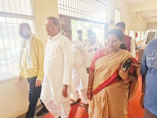 नवागांव हत्याकांड पर एसपी  से मिले कांग्रेस नेता गिरीश