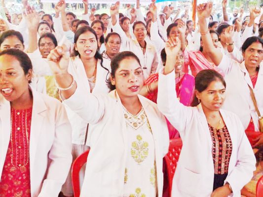  एनएचएम कर्मियों  की हड़ताल जारी