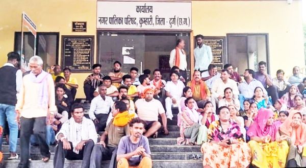 विस्थापन की मांग पर स्टेशन चौक के व्यापारी और रहवासियों ने पालिका पहुंचकर जताया विरोध