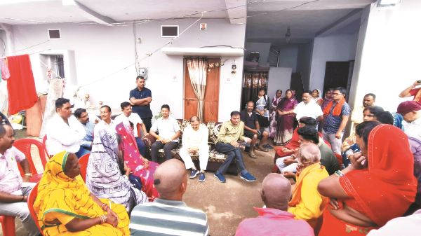 सांसद ने पीडि़त परिवारों से की मुलाकात, दी सांत्वना