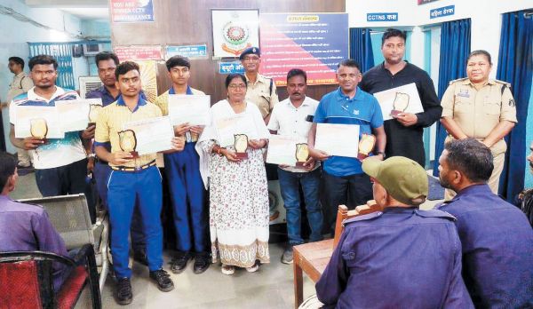  थाने में सरपंच, पार्षद व कोटवारों की बैठक, समाजसेवियों व प्रतिभाओं का सम्मान