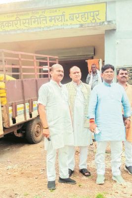 कांग्रेस के प्रदर्शन के बाद यूरिया पहुंचना शुरू