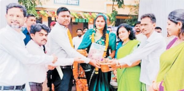 नेशनल लोक अदालत: 8 परिवार एक हुए, तुलसी का पौधा देकर किया विदा