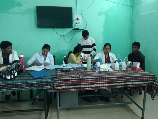 बाल गृह के बालक-बालिका  का स्वास्थ्य परीक्षण