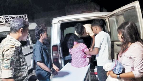 बाइक ने खड़े ट्रक को मारी टक्कर, तीन जख्मी