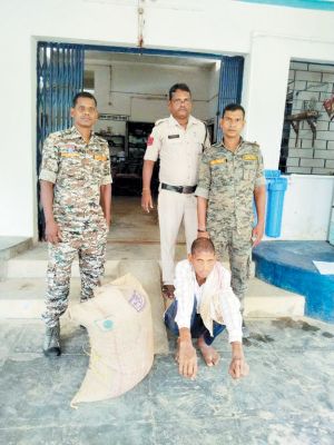 स्कूल से चावल चोरी, गिरफ्तार