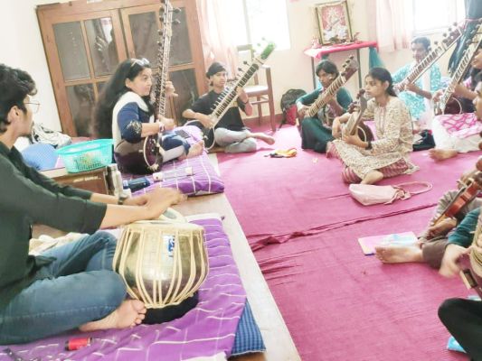 कुलपति  ने विद्यार्थियों को सिखाई सितार वादन की कला