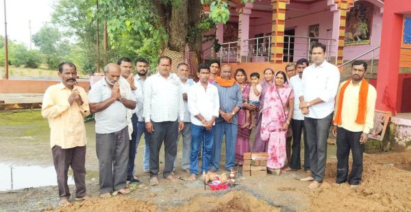 जनपद अध्यक्ष ने किया टीनशेड निर्माण का भूमिपूजन