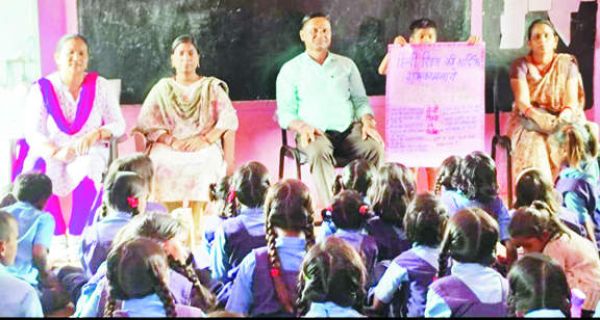 हिंदी में पढऩे, लिखने और बोलने का लेना चाहिए संकल्प -स्मिता